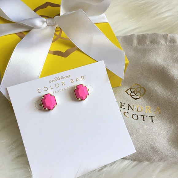 Kendra Scott Logan Earrings in Magenta - Picture 8 of 9